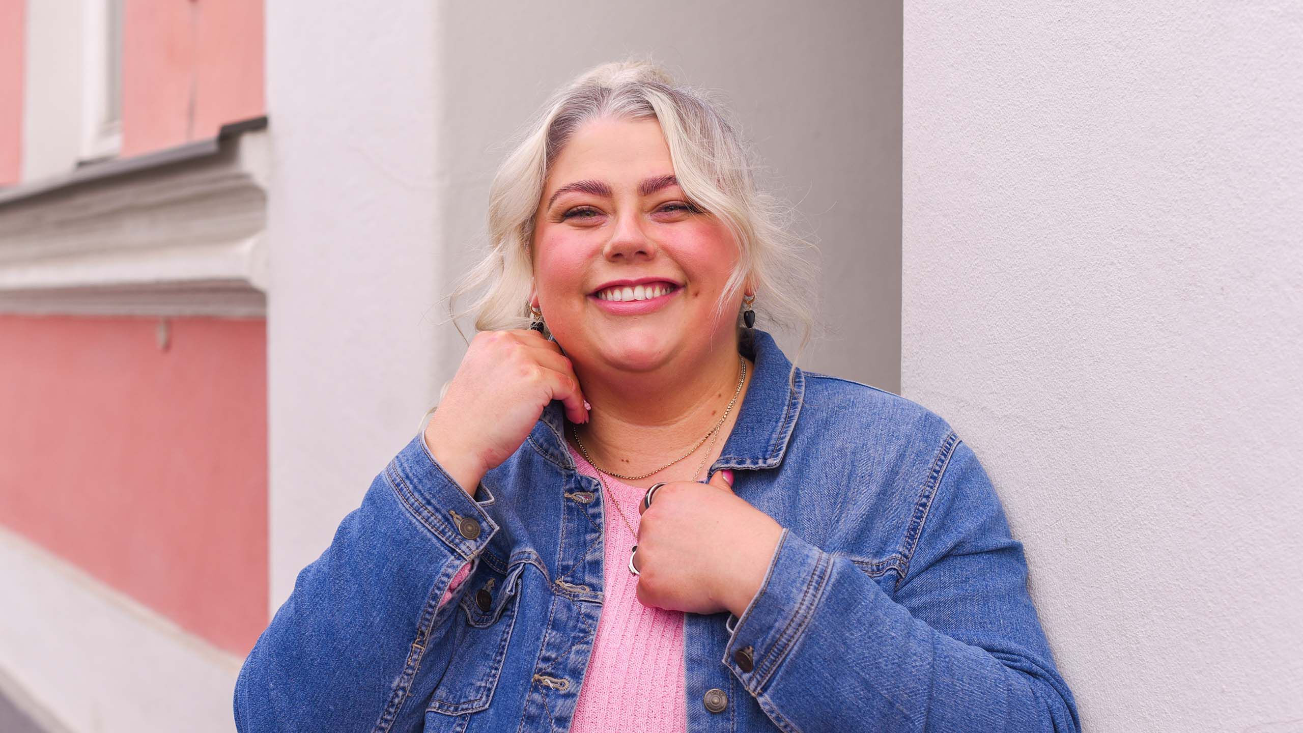 Laserleikattu Meikkimuija Jonna Ojala ulkona iloisesti hymyillen.